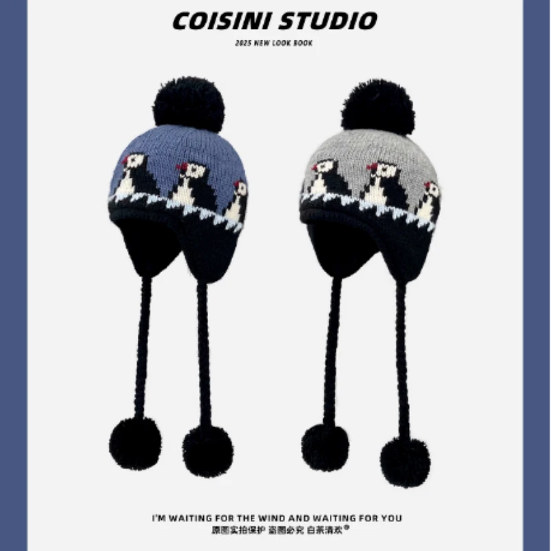 Gorro de punto con protección para los oídos de Jacquard de pingüino de dibujos animados coreano para hombres y mujeres, gorros de bombardero con cordones y bolas de pelo cálidas para invierno