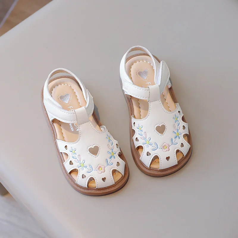 Kid Shoe Girl Soft Soles Casual Shoe Fashionable Princess Shoes New Flower Embroidery Beach Shoes Love-Shape Girl Sandals 2024