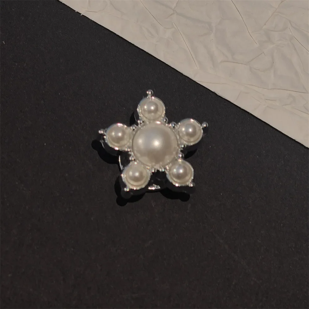 Perlenblumen-Schuhcharms-Set, Schwarz-Weiße Blumendekorationen mit Schleife & Strass, Elegante Schuhzubehörteile für Crocs Clogs – Detail 3
