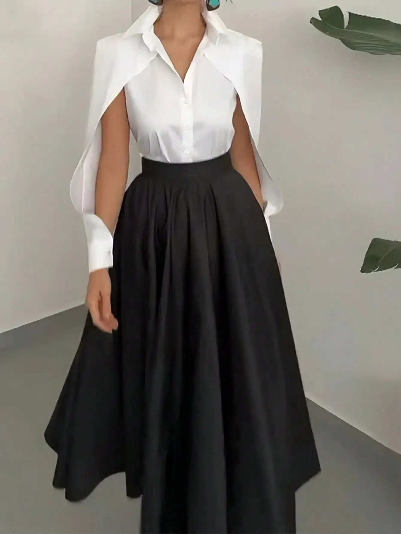 

Женский костюм-двойка, черно-белый контрастный, однотонная женская рубашка с разрезом и длинными рукавами на одной пуговице + юбка.