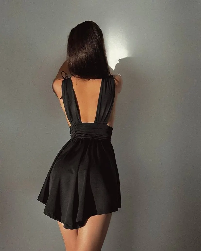 فستان صيف 2025 في أوروبا والجديد ذو الحزام العميق على شكل حرف V مثير بدون أكمام ورباط من الخلف لزراعة تنورة فستان الأخلاق