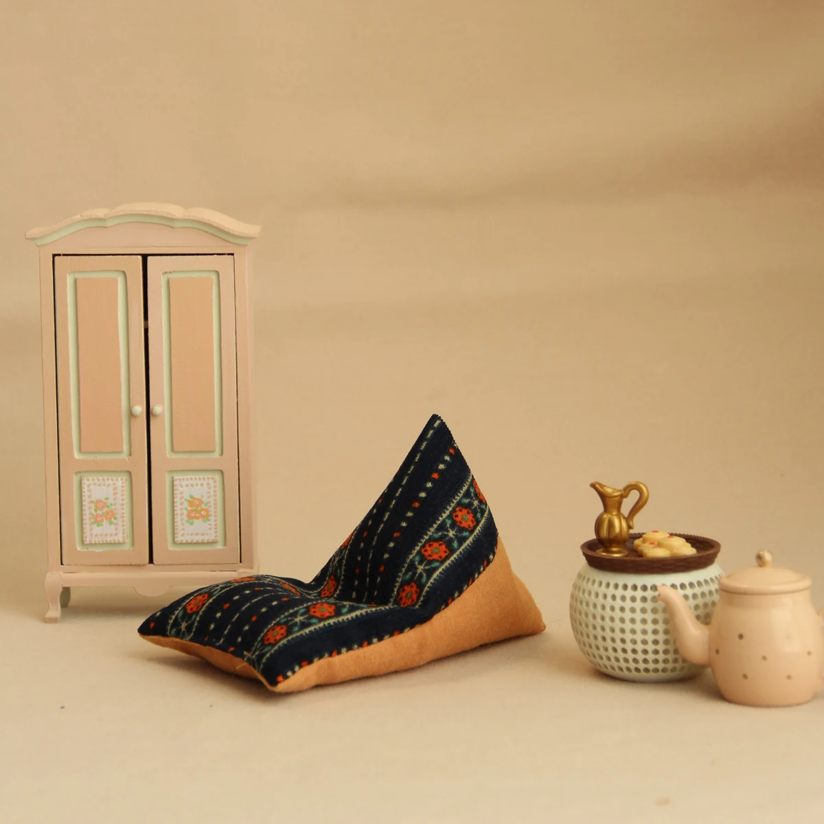 1:8-1:12 Miniature House Decoration Items: Miniature Furniture Fabric Lazy Sofa (4 Colors Available)