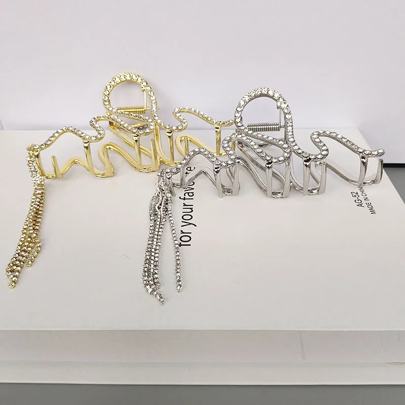 

Высококачественная нишевая заколка для волос со змеевидной кисточкой и бриллиантами предназначена для женщин в легком роскошном стиле.