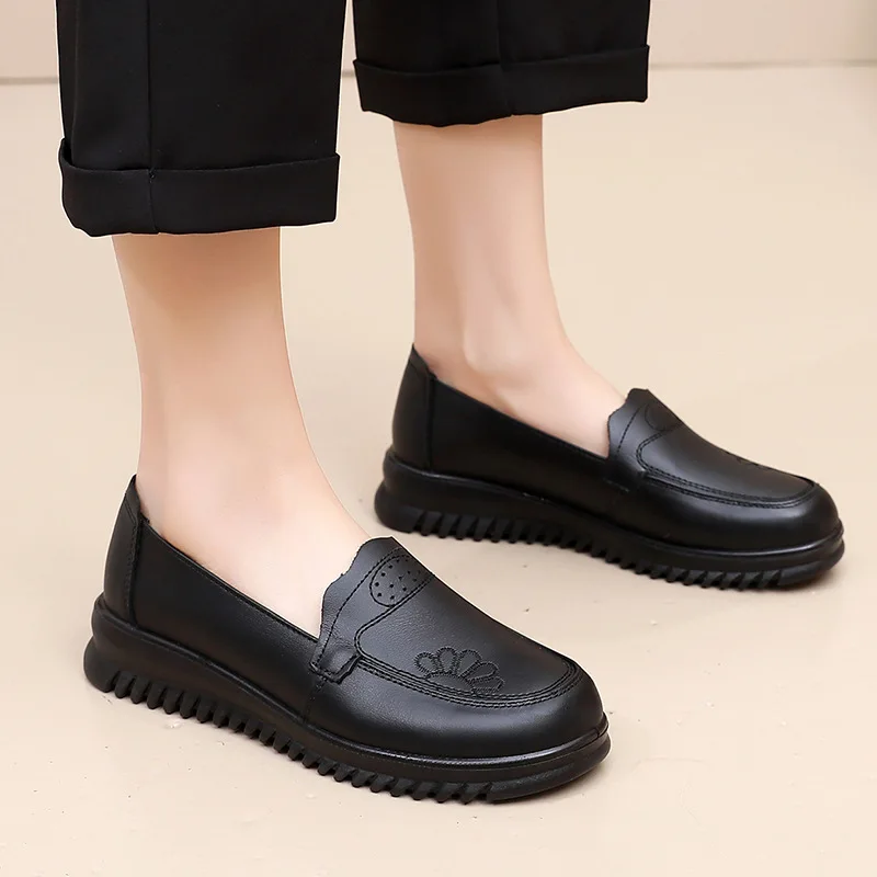 

Women Flats Shoes Spring Summer Fashion Leather Loafers Breathable Casual Shoes Women Footwear Slip OnWalking Shoes Mother Shoes