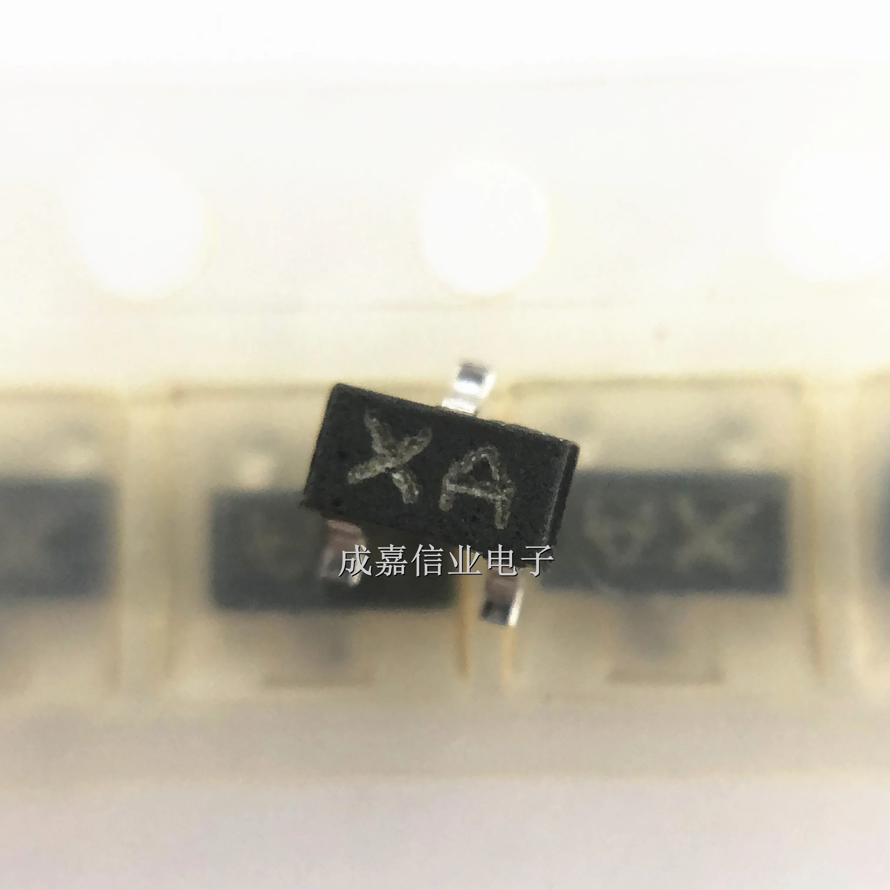 

100pcs/Lot RN1401,LXHF SOT-23-3 MARKING;XA Digital Transistors NPN 100mA 50V Operating Temperature:-55C-+150C