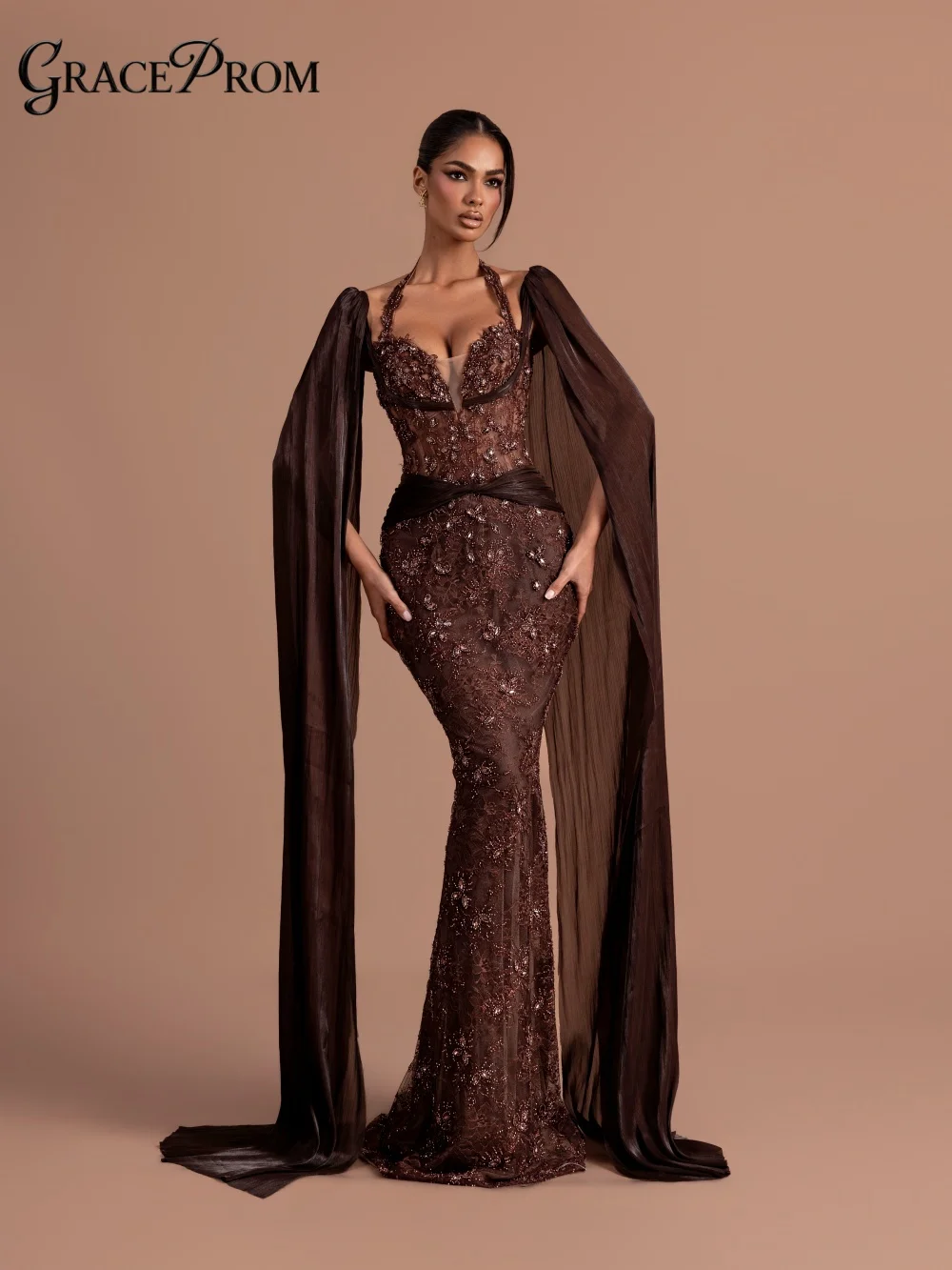 Elegante Vestido de Noche Marrón con Cuello Halter y Encaje, con Cuentas y Flores, Mangas de Capa Dramáticas, Ideal para Invitadas de Boda