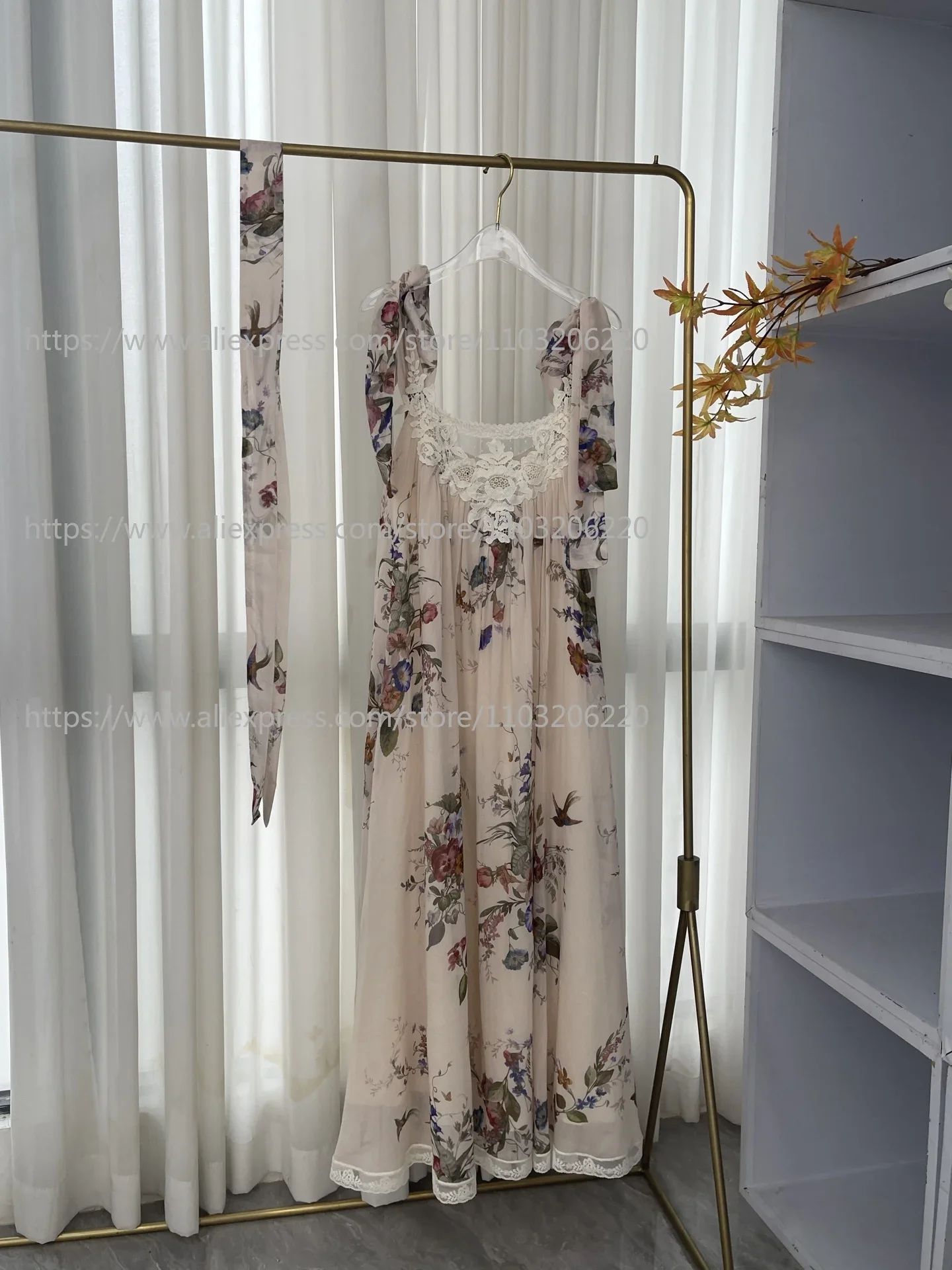 

Белое миди-платье с цветочным принтом, кружевными вставками и открытой спиной для праздников, новинка 2026 года