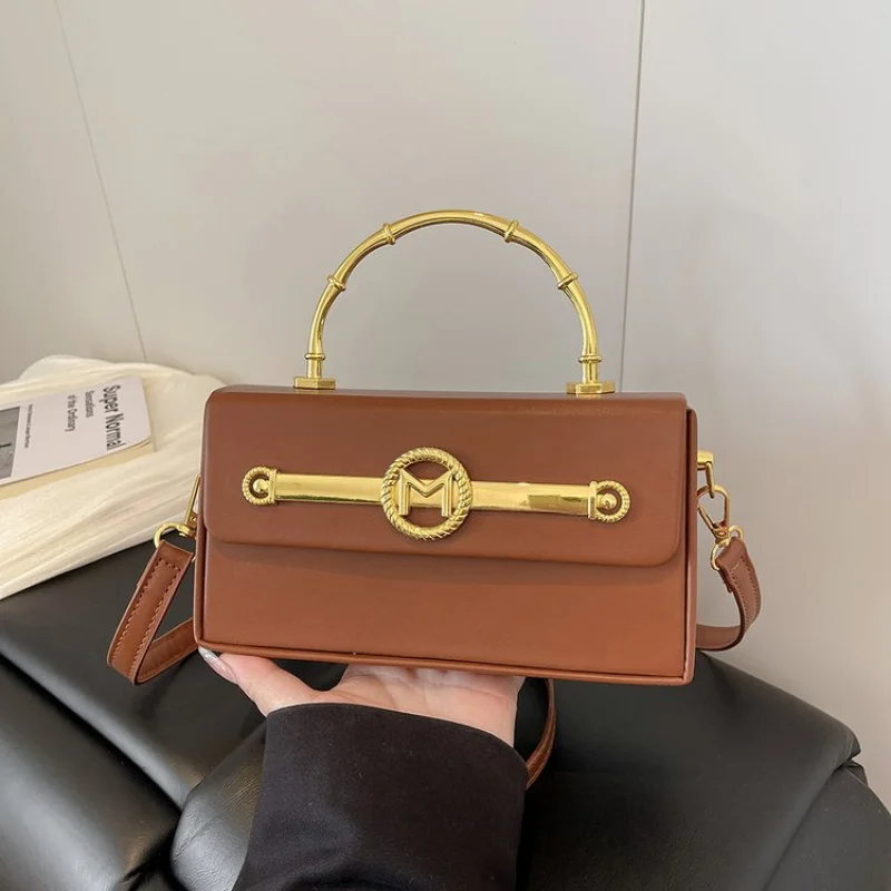 プレミアムレザー製のファッショナブルなレディースメッセンジャーバッグは、パリのカジュアルなヴィンテージシックな外観を誇ります。