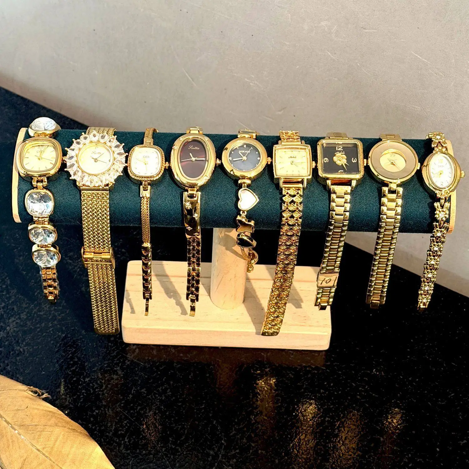 New Luxury And Stylish Women'S Watch, Gold-Tone Ladies' Wristwatch, Quartz Watch, Trendy Women'S Watch, Unique Timepiece.