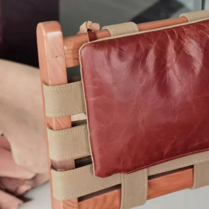 Sgabello da Bar di Lusso con Gambe in Legno e Seduta in Pelle di Prima Qualità, Design Unico con Intreccio a Cinghia per Caffè e Sala da Pranzo