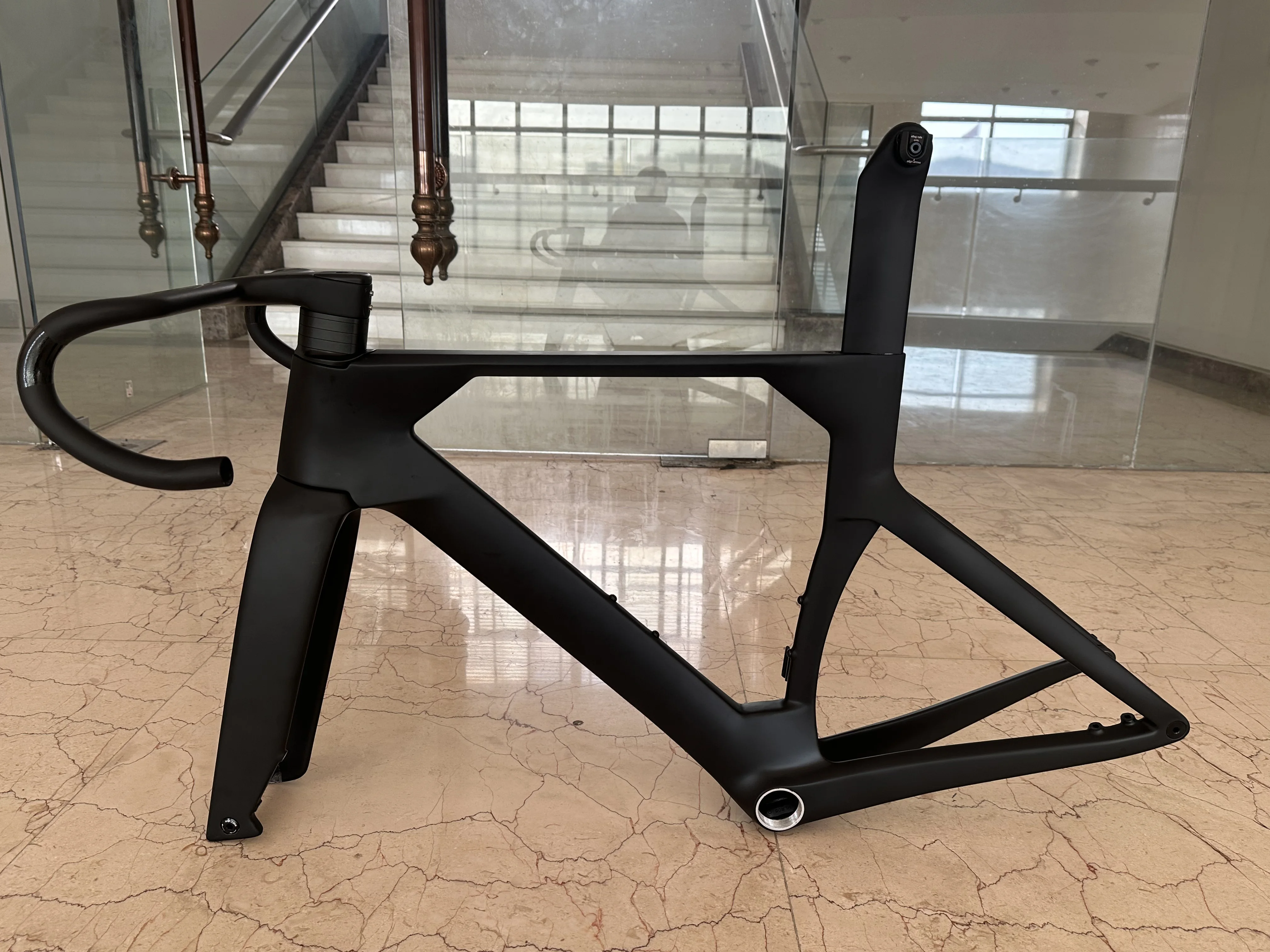Professional Di2 Aero Carbon Road Bike, Carbon Fiber Material, Aerodynamic Frame High Speed Racing Cycling Bicycle