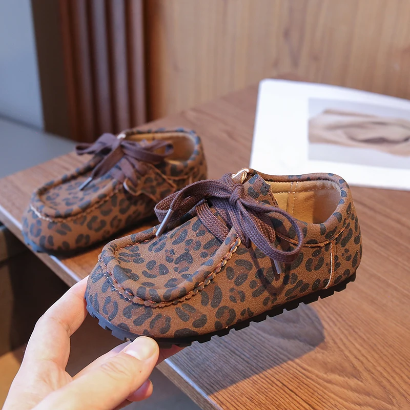 2025 جديد ليوبارد مطبوعة الأطفال أحذية مسطحة جلد الغزال بنين بنات حذاء كاجوال المضادة للانزلاق لينة الاطفال ربيع الخريف الأحذية