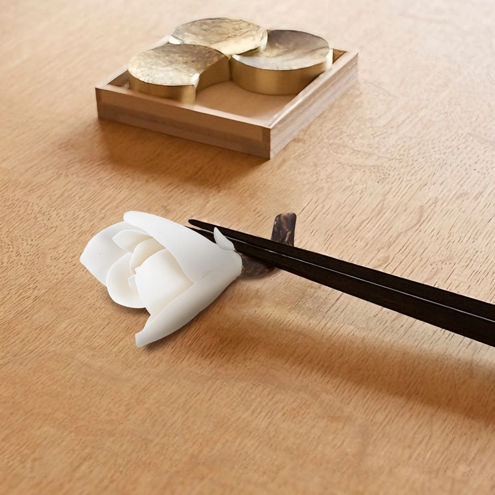 

Decorative Resin Brush Pen Holder with Magnolia Shape Calligraphy Desk Organizer Writing Instrument Stand for Office Study Use