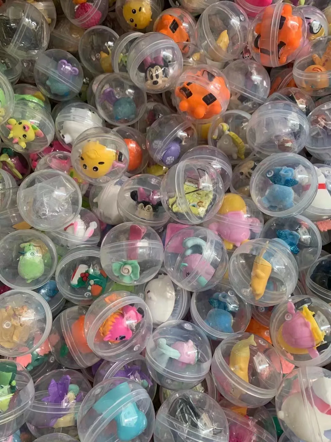 100 Stück/Los 45mm Durchmesser Plastik-Farbkugeln Kapselspielzeug mit Zufällig Eingearbeiteten Mini-Puppen für Verkaufsautomaten und Spielhallen – Detail 3