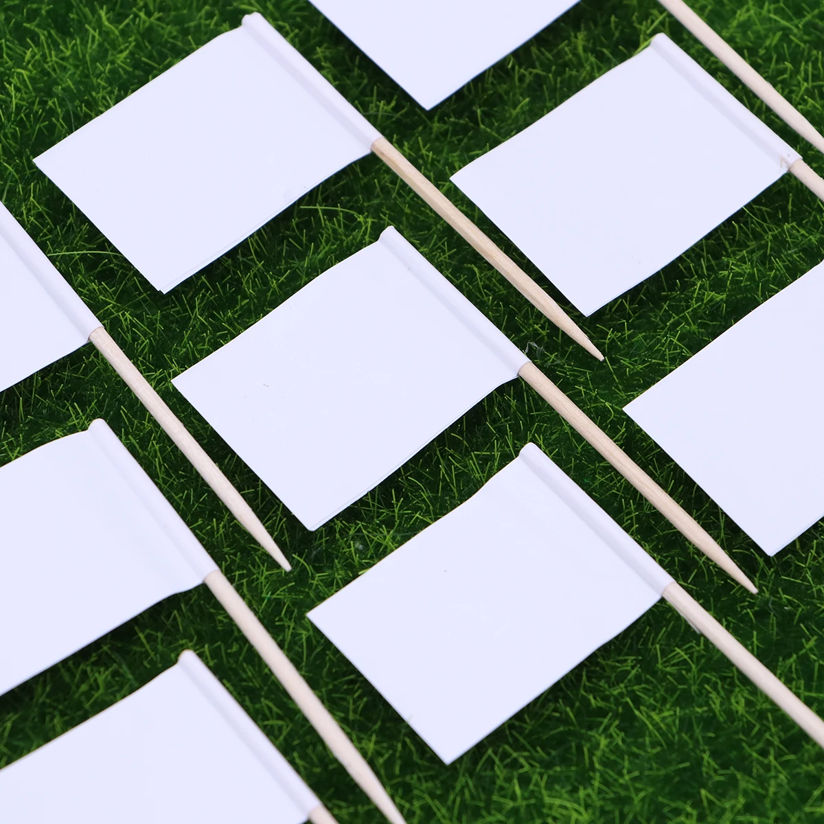 

White Racing Flag Picks Wooden Toothpicks for Cocktail Appetizers Parties Decor DIY Cake Fruit Pick Toothpicks