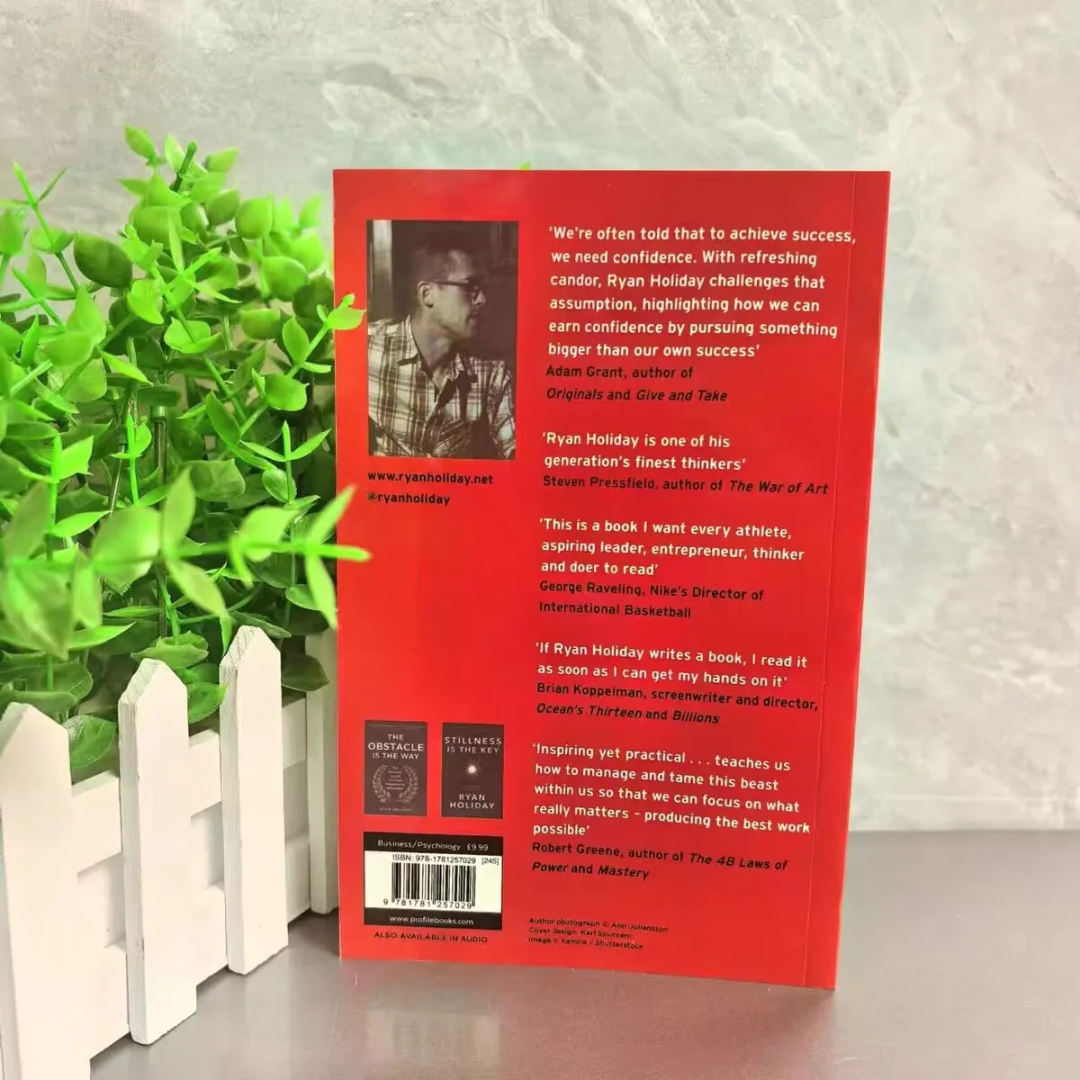 الأنا هو العدو من تأليف صراع عطلة ريان لأكبر كتبنا الإنجليزية المنافسة. كتب الكتاب