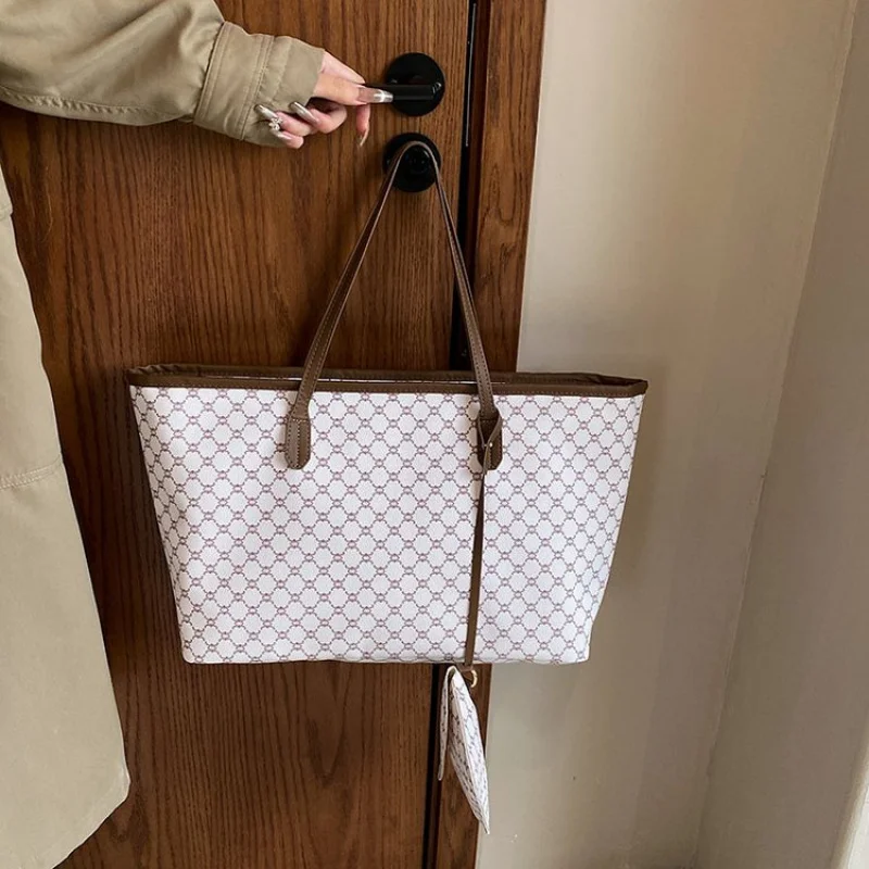 

Luxury High-End Minimalist Unique Crossbody Bag for Stylish Women with Vintage Fashionable Design and Large Capacity