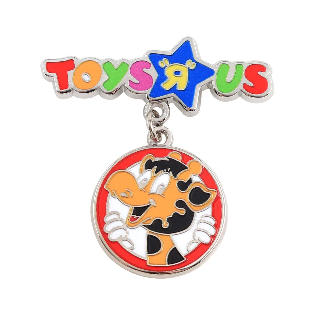 Lustige Retro-Spielzeugladen-Emaille-Pins, Niedliche Cartoon-Giraffe mit Hängendem Buchstabenschild, Nostalgische Kinder-Abzeichen, Rucksack-Anstecknadel – Detail 1