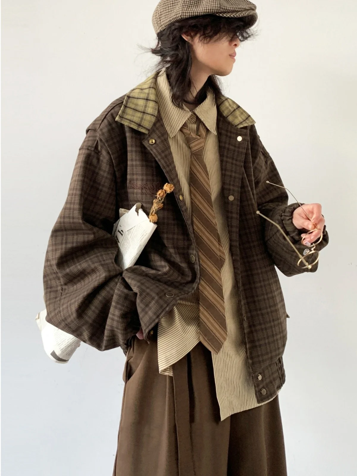 

Ретро-куртка в клетку свободного кроя с вышивкой на воротнике, унисекс, для колледжа, с элементами пэчворка, весенне-осенняя, сезонная верхняя одежда