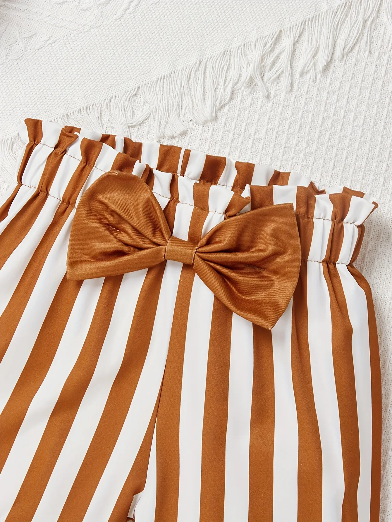 2-teiliges Sommer-Outfit für Kinder und Mädchen, einfarbiges, ärmelloses Crop-Tanktop mit gedrehtem Knoten und vertikale Streifen, große Schleife, elastische Taille, Shorts-Set – Detail 5