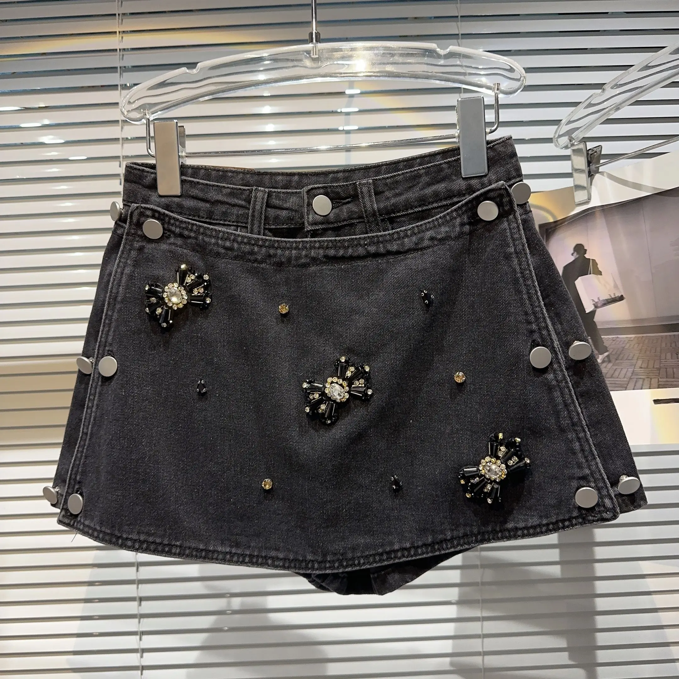 Zomer 2023, trendy ort denim rok met knoopdetail en waterdiamantblauwe A-lijn rok voor jonge vrouwen