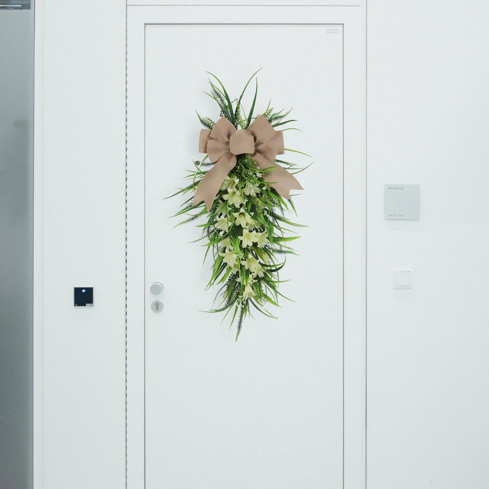 Couronne de fleur de lys simulée, signe de bienvenue de printemps, arc de plante verte, porte, guirxiété de Pâques, décoration de jardin à la maison