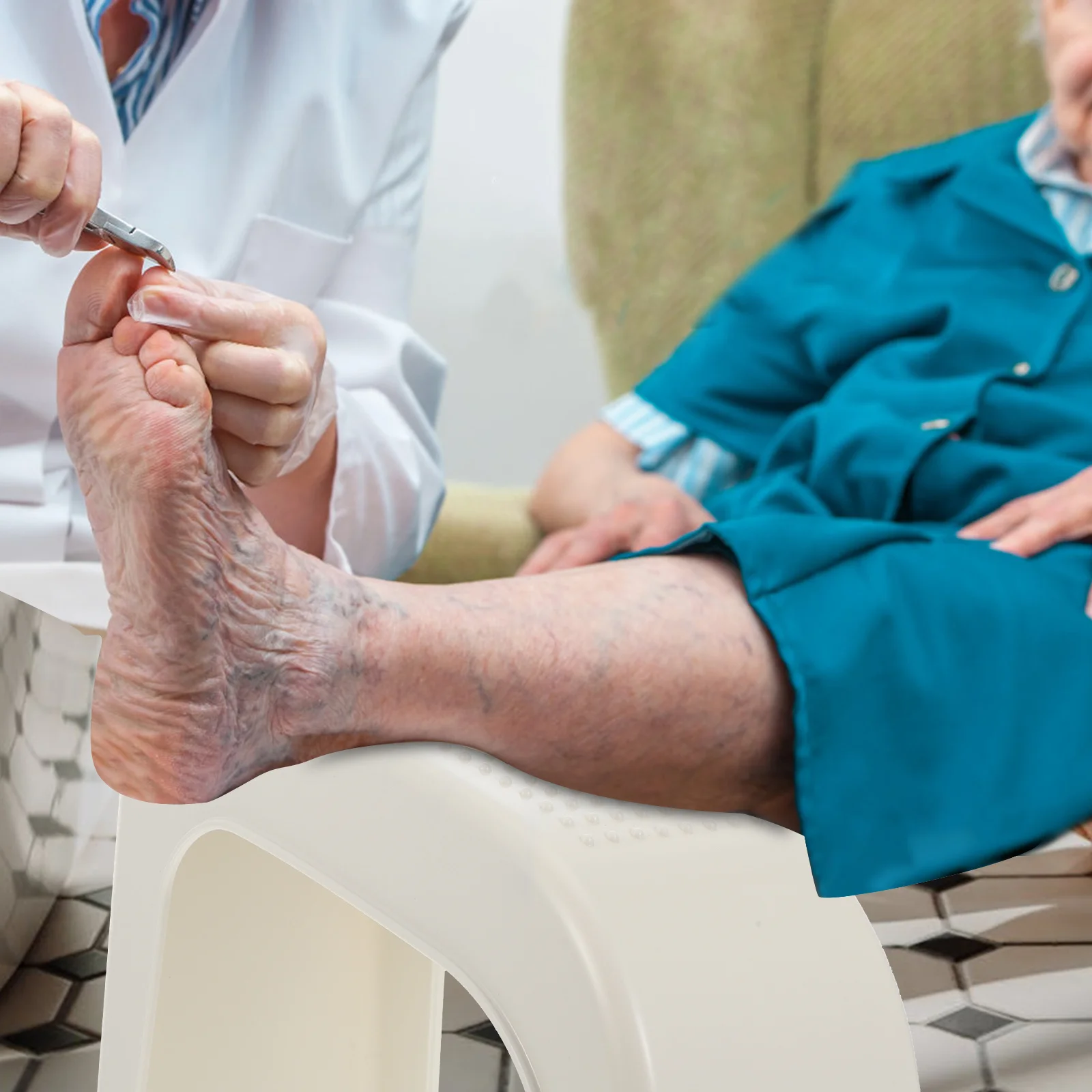 

1Pcs Plastic Foot Support for Pedicure Stool Nail Art Tool Bathroom Small Footstool with Anti-Skid Particles Home and Salon Use