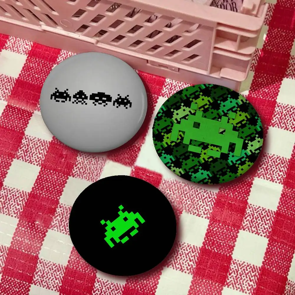 الغزاة الفضائية شارات زر دبابيس بروش الإبداعية مضحك يقتبس شارة الملابس على ظهره مجوهرات هدية للأطفال الأصدقاء #3