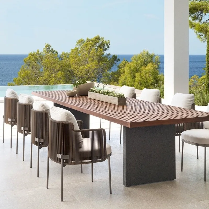 Outdoor-Rattan-Tisch- und Stuhlkombination im Innenhof, Hotelvilla, Restaurant im Freien, Designer-Rattan