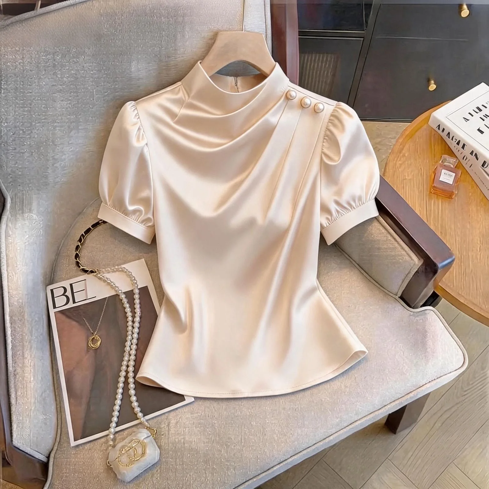 Elegante Camisa de Satén con Cuello Alto y Manga Corta para Mujer, Top Moderno y Estilizador, Negro, Nueva Colección de Veran...