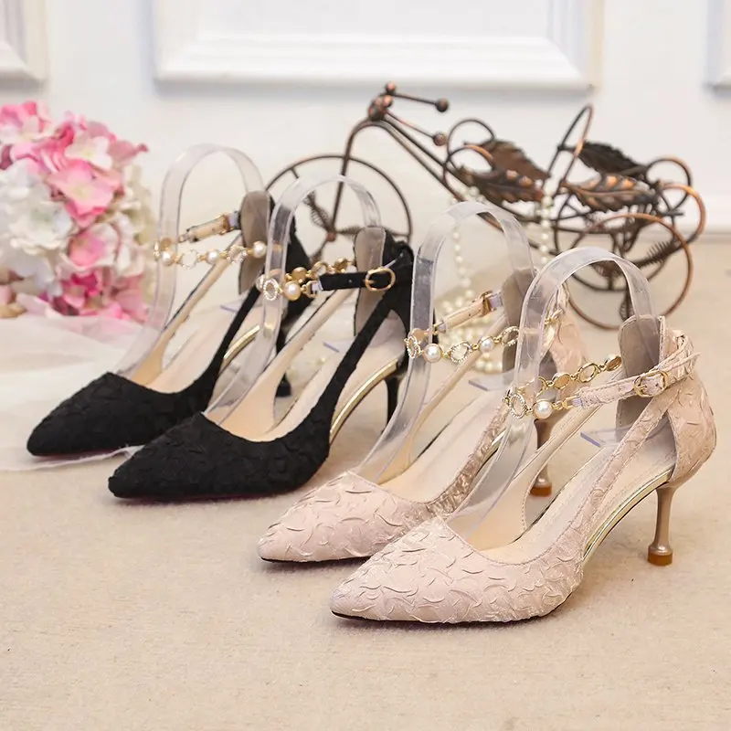 Sepatu Hak Tinggi dengan Stiletto Runcing dan Rantai 7Cm