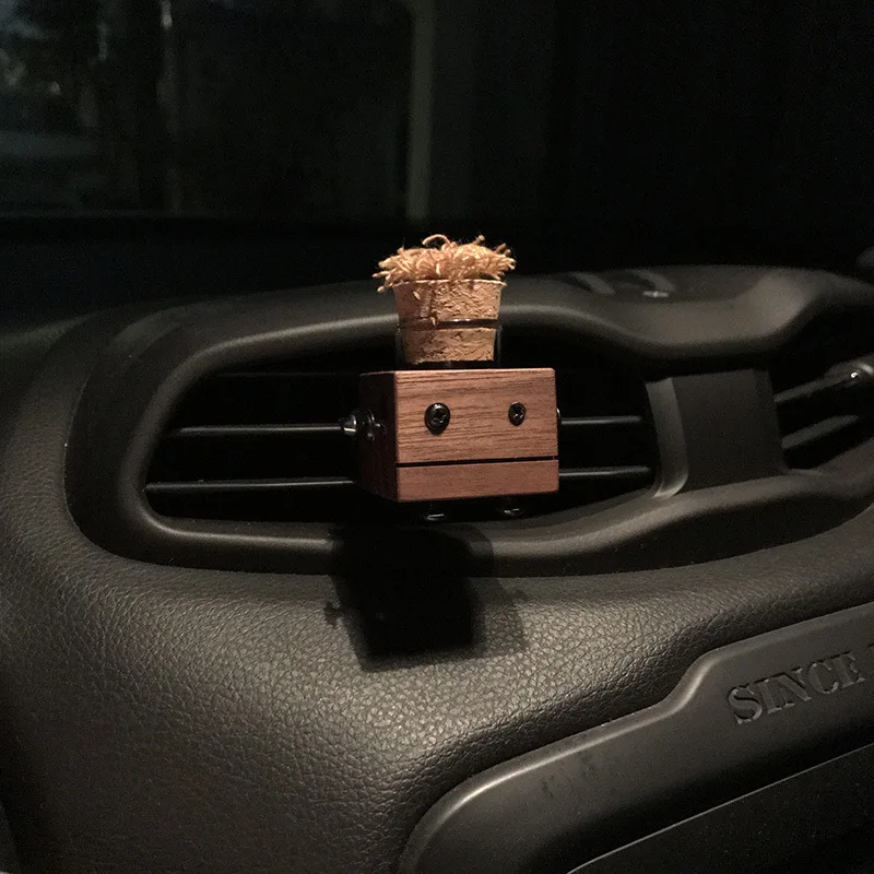 Cartoon Robot Wooden Car Air Vent Diffuser Mini Aromatherapy Ornament Diffuser Wood Essential Oil Containers