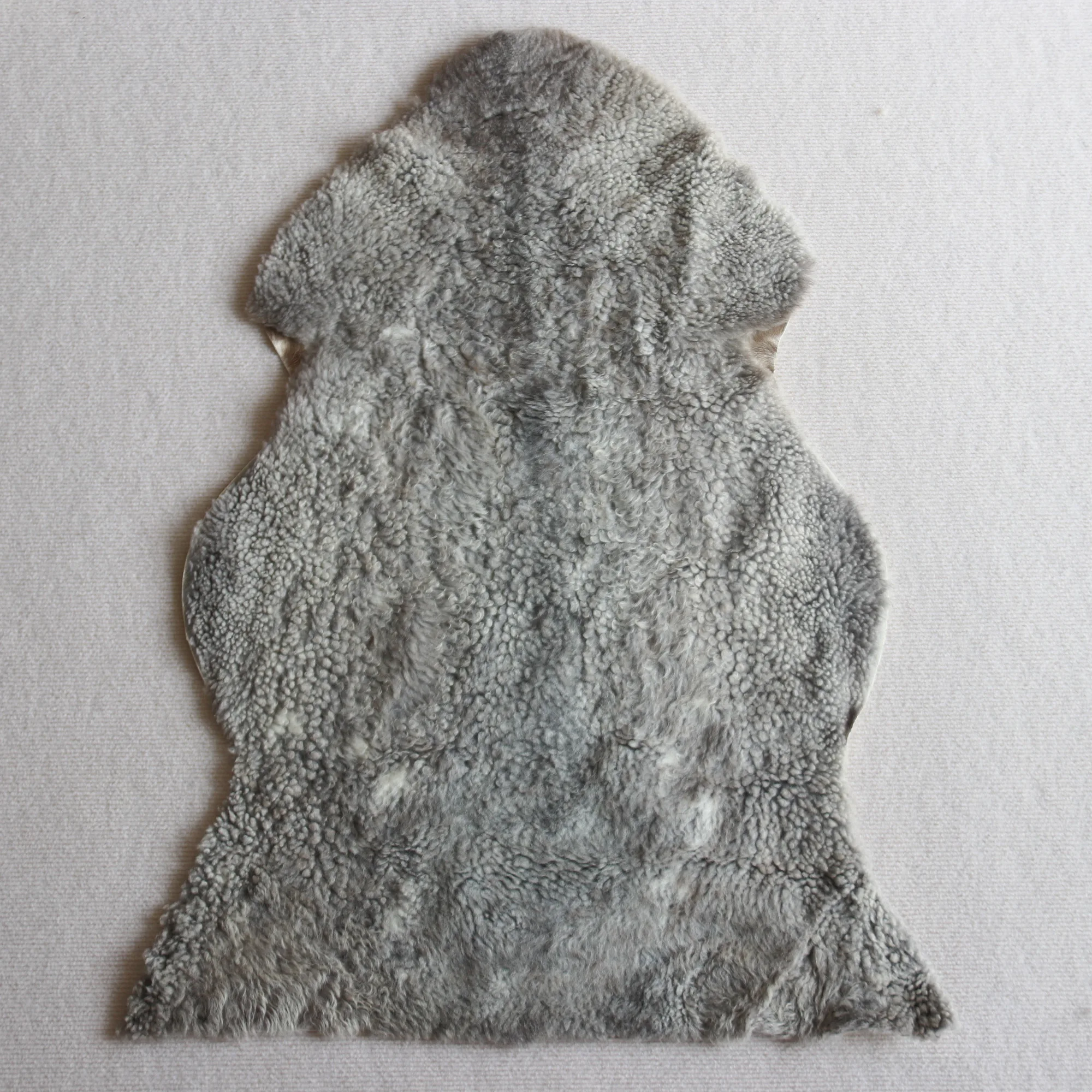 

Short Curly Luxury Grey Color Genuine Sheepskin Area Rug Plush Shaggy Curly Lambskin Mat Seat Cover for Home Floor Throw Dog Cat