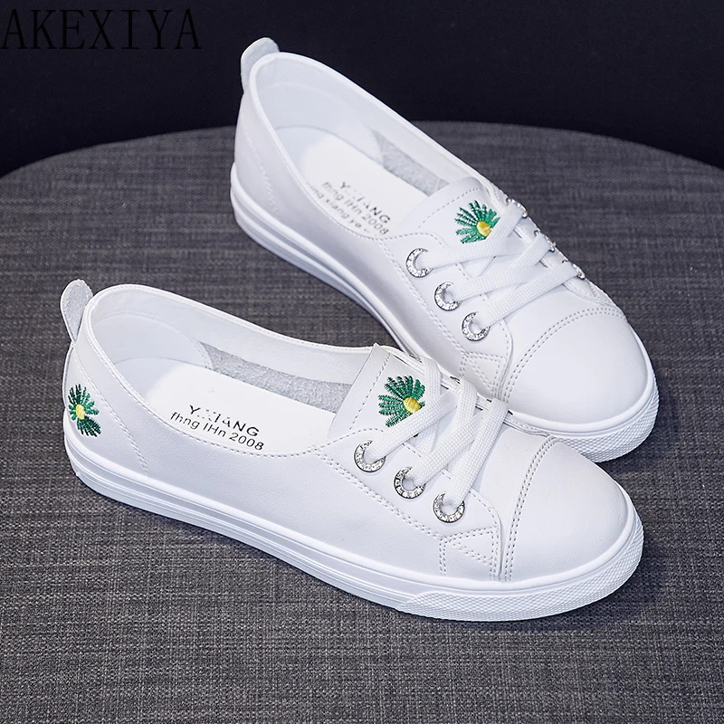 2023 Spring and Summer Sneakers Shallow Mouth White Women\'s Shoes Lazy Sneakers New Spring All-match One Pedal Flat Shoes Tennis