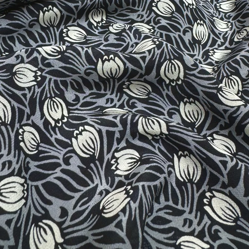 

Ткань из 100% тутового шелка 16 Momme Crepe Silk, 1 метр, черно-серая с белым цветочным принтом, ширина 140 см, 55 дюймов, по дворам JX105