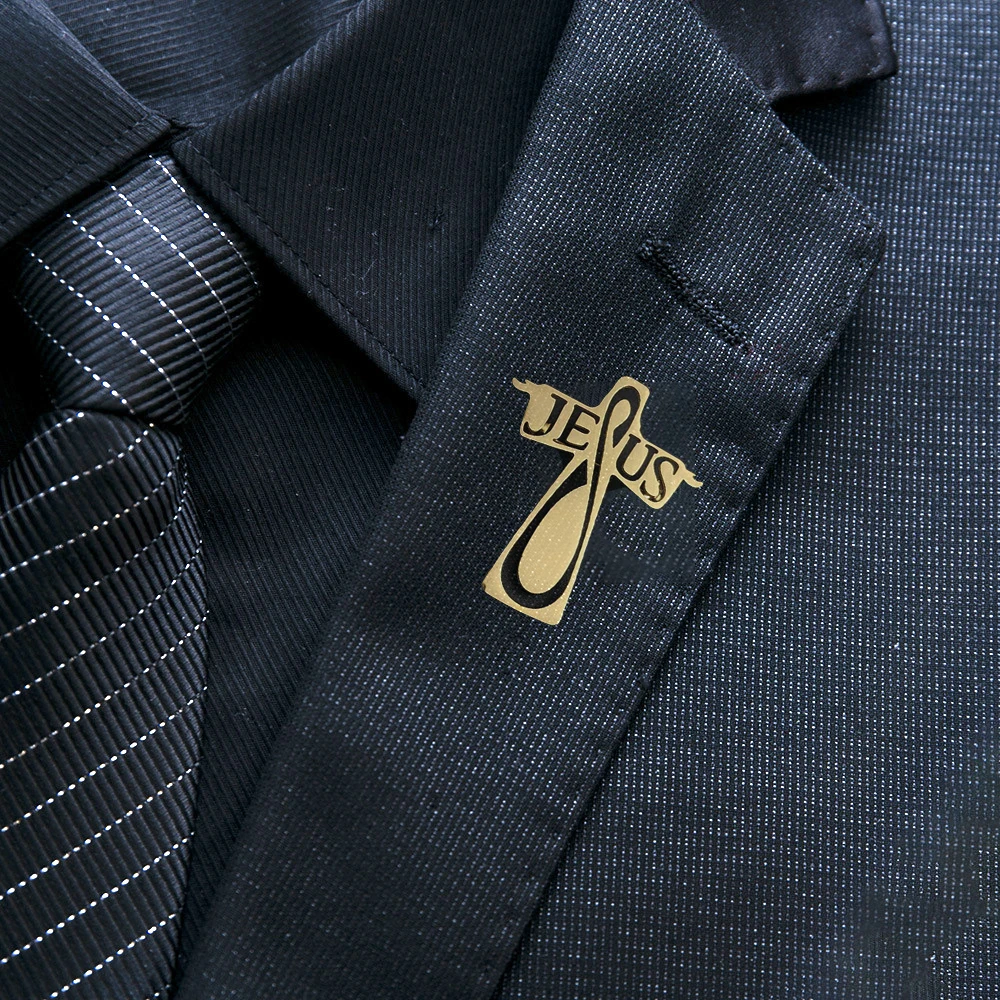 Creative golden cross 'JESUS' brooch, stainless steel brooch, fashionable suit lapel pin, garment bag badge, a gift for friends.
