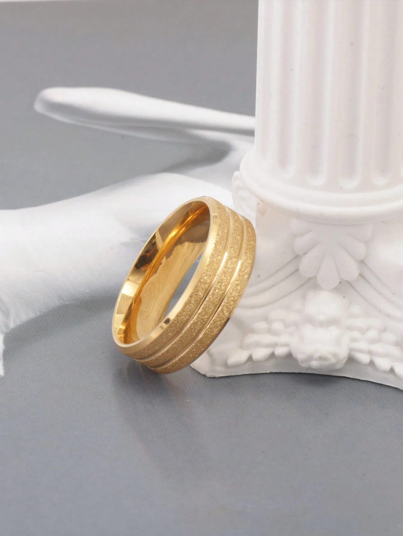 1 pieza de anillo esmerilado de 7 mm de ancho con dos líneas, estilo sencillo, anillo de dedo de acero inoxidable de color oro de 18 quilates, versátil y moderno, adecuado para hombres y mujeres para uso diario, ocasiones sociales y como regalo.