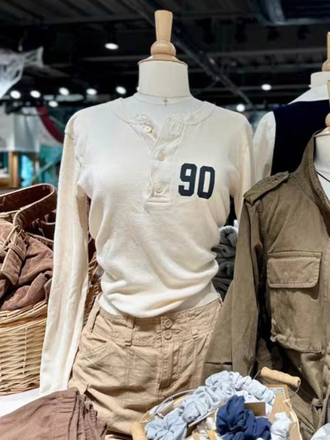 

90-летние футболки с пуговицами и буквенным принтом для женщин, осенние хлопковые футболки с круглым вырезом и длинными рукавами, винтажные повседневные простые футболки Y2k