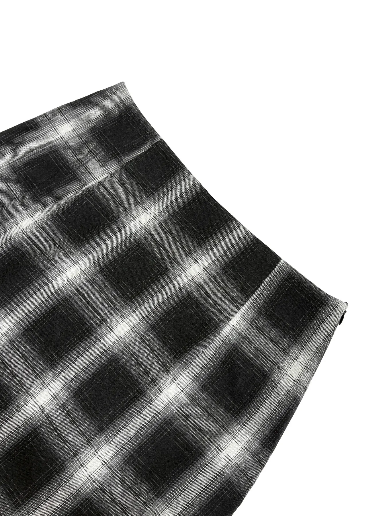 Czarno-biała spódnica midi w kratę, odpowiednia do noszenia na co dzień jesienią i zimą.