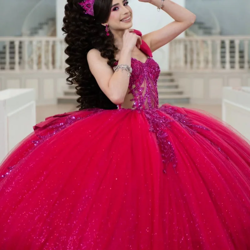 

Блестящее розово-красное платье для квинсеаньеры с открытыми плечами, кружевными оборками, длинным шлейфом и бантом, платье для 15-летия. ﻿ Индивидуальный заказ