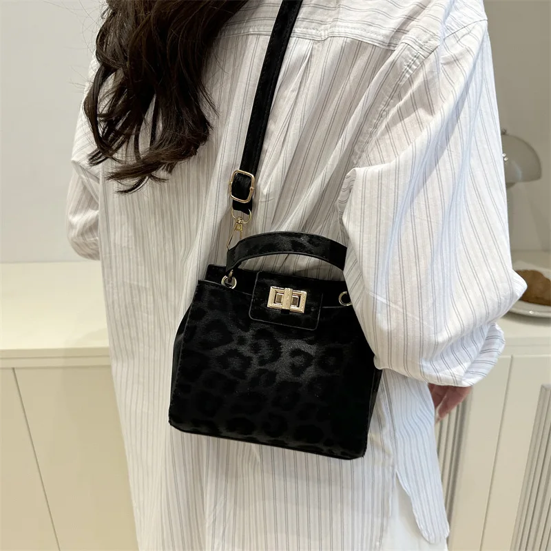 حقيبة كروس أنيقة بطبعة الفهد للولائم، حقيبة حمل نسائية أنيقة، حقيبة يد بإبزيم ريترو حقيبة كتف تحت الإبط للاستخدام اليومي للنساء