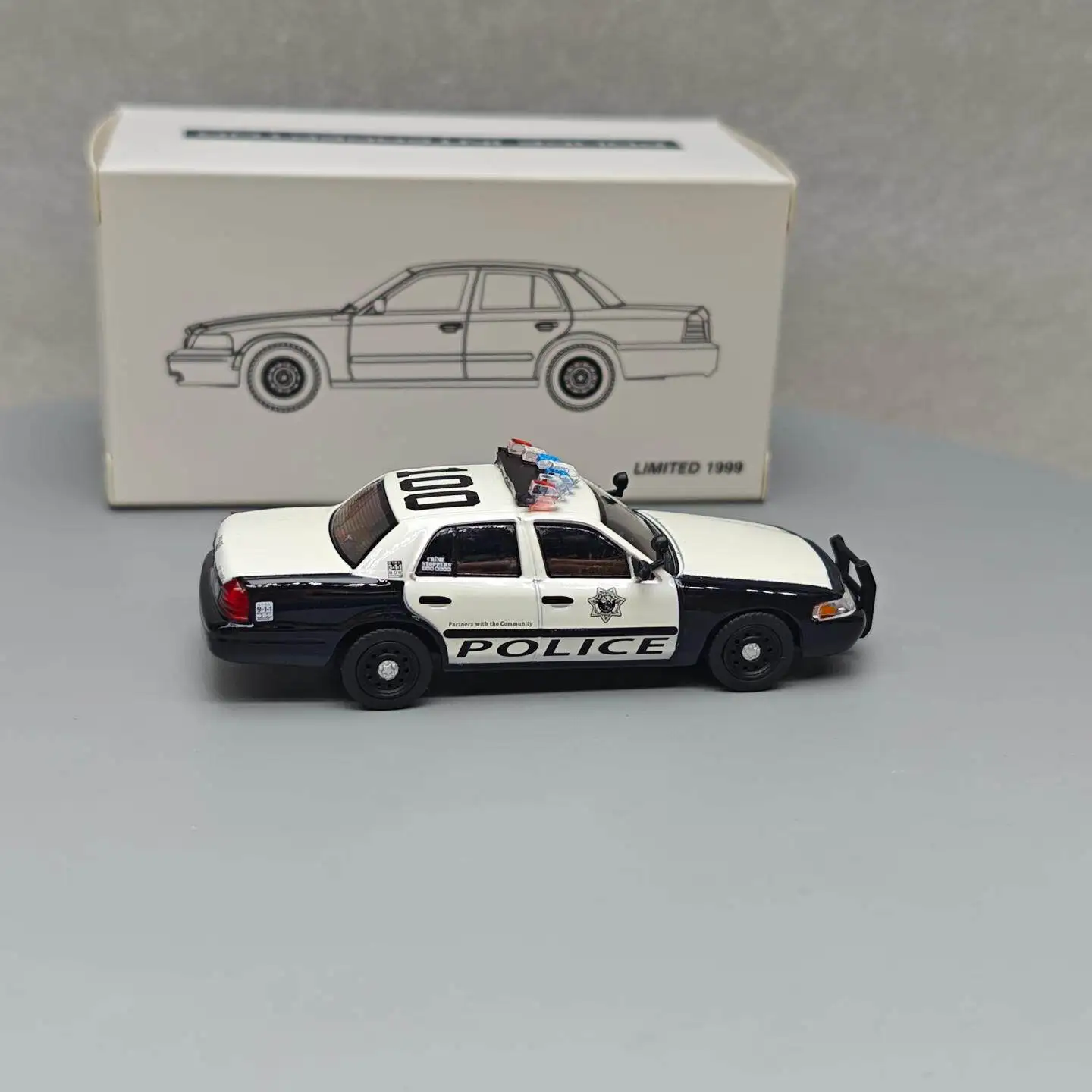 

1:64 Crown Victoria Nevada Police Vehicle Simulation Alloy Mini Car Model Hobby Collection Decoration Toy Gift