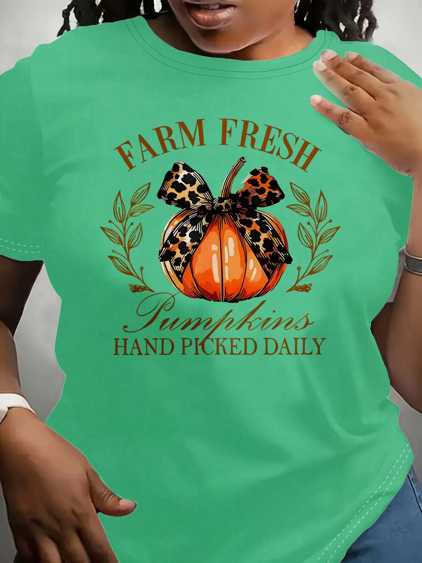 Motivo di zucca fresca da fattoria elegante di grandi dimensioni con abbigliamento di eleganza quotidiana raccolto a mano
