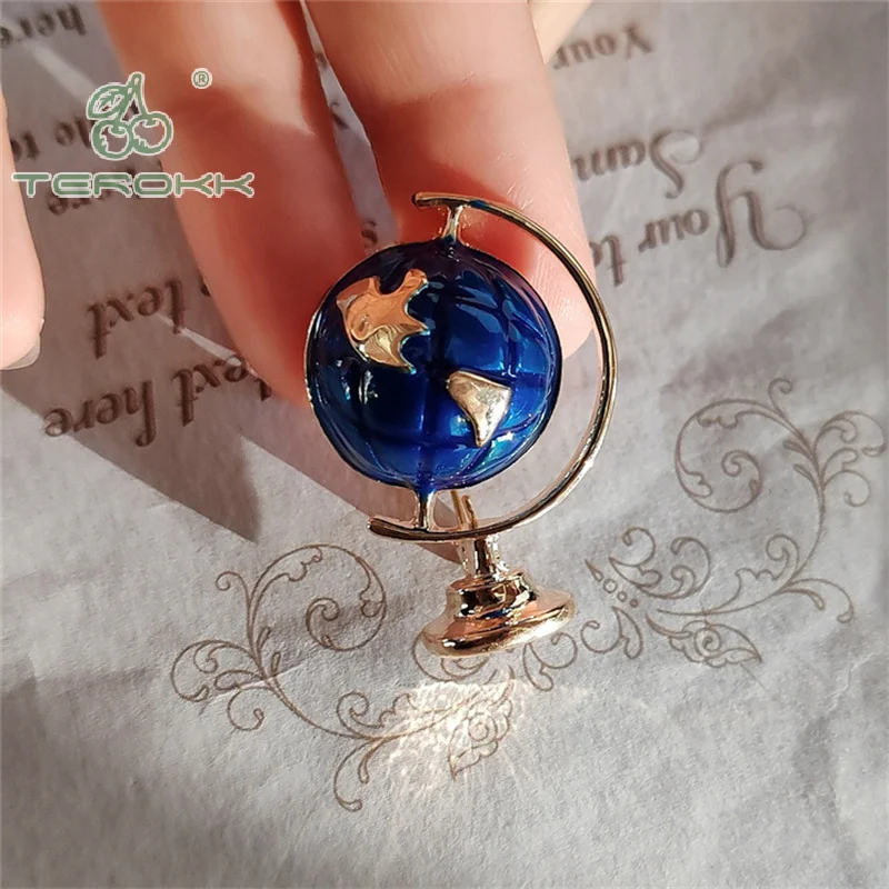 Trendy Elegant Enamel Earth Brooches For Women Men Creative Casual Astronaut Globe Brooch Pins Jewelry Accessories Gifts