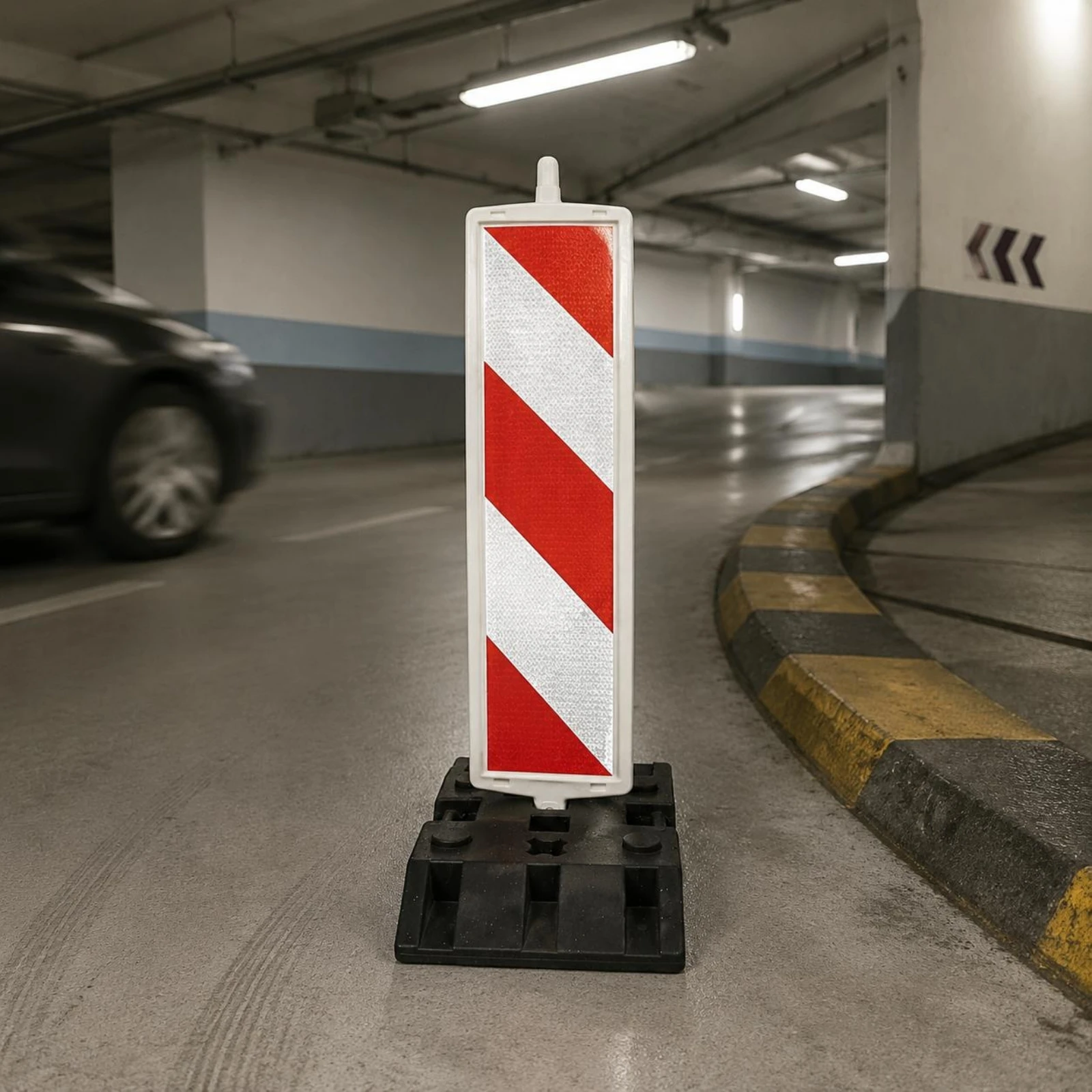 segnale-stradale-a-strisce-diagonali-con-base-in-gomma-e-cornice-bianca-per-controllo-del-traffico