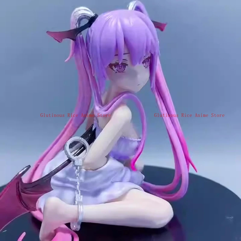 

Labubu аниме персонаж Розовая Ева сидящая лампа дьявола игрушка украшение Labubu модель одежды подарок кукла статуя оригинальная коллекция