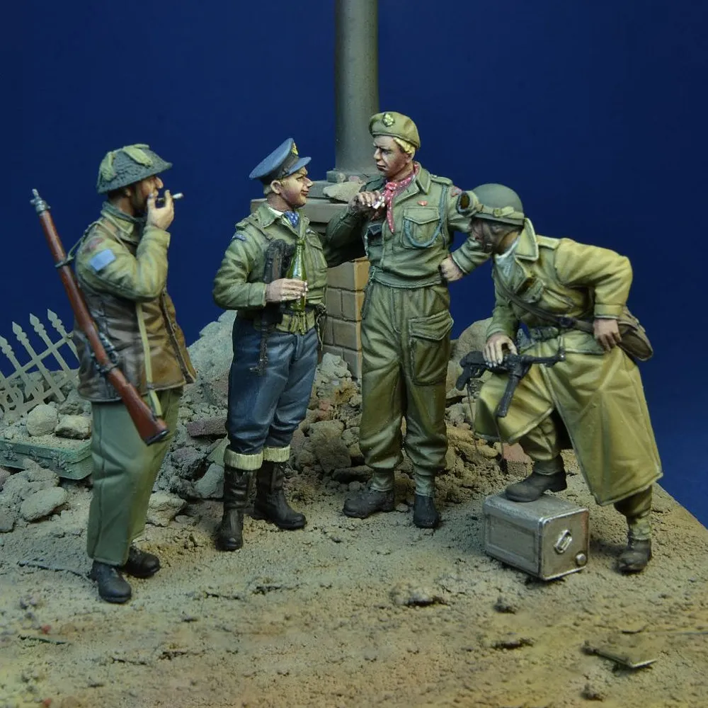 1/35 scale resin model kit - military theme - two soldiers (4 figures) - unassembled and unpainted - 135R