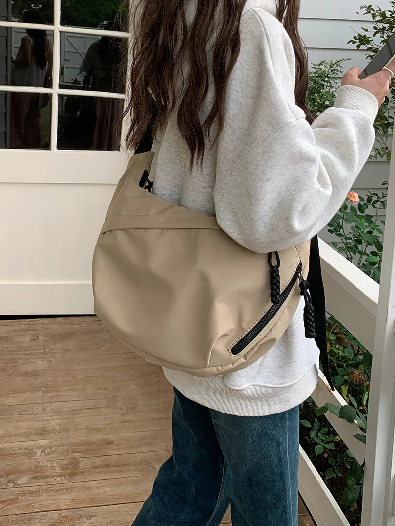 Nylon-Umhängetaschen mit großer Kapazität, neue lässige und vielseitige Umhängetasche für Pendler, leichte Sport-Crossbody-Hobos-Tasche – Detail 17
