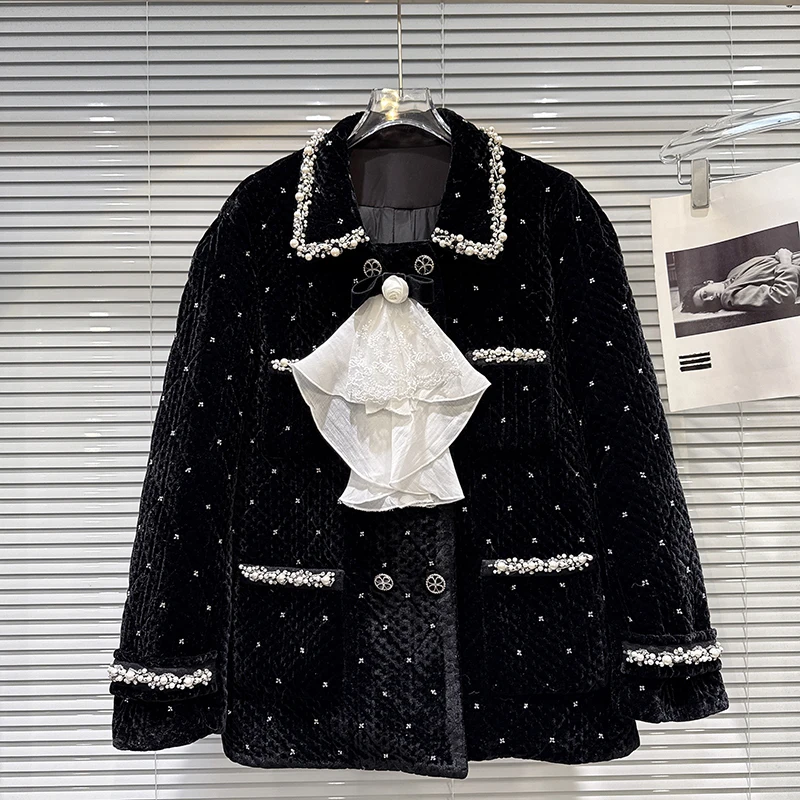 Doudoune en tissu velours avec bord perlé, écharpe en dentelle exquise, nouveau style d'hiver 2025, veste tendance pour les déplacements