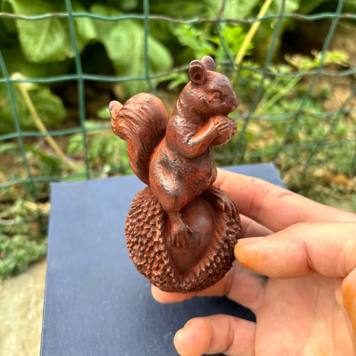 Hand Carved Boxwood Squirrel Pinecone Figurine Vintage Wooden Animal Statue Desktop Decor Collection Craft Gift